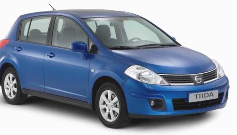 Лобовое стекло Nissan Tiida